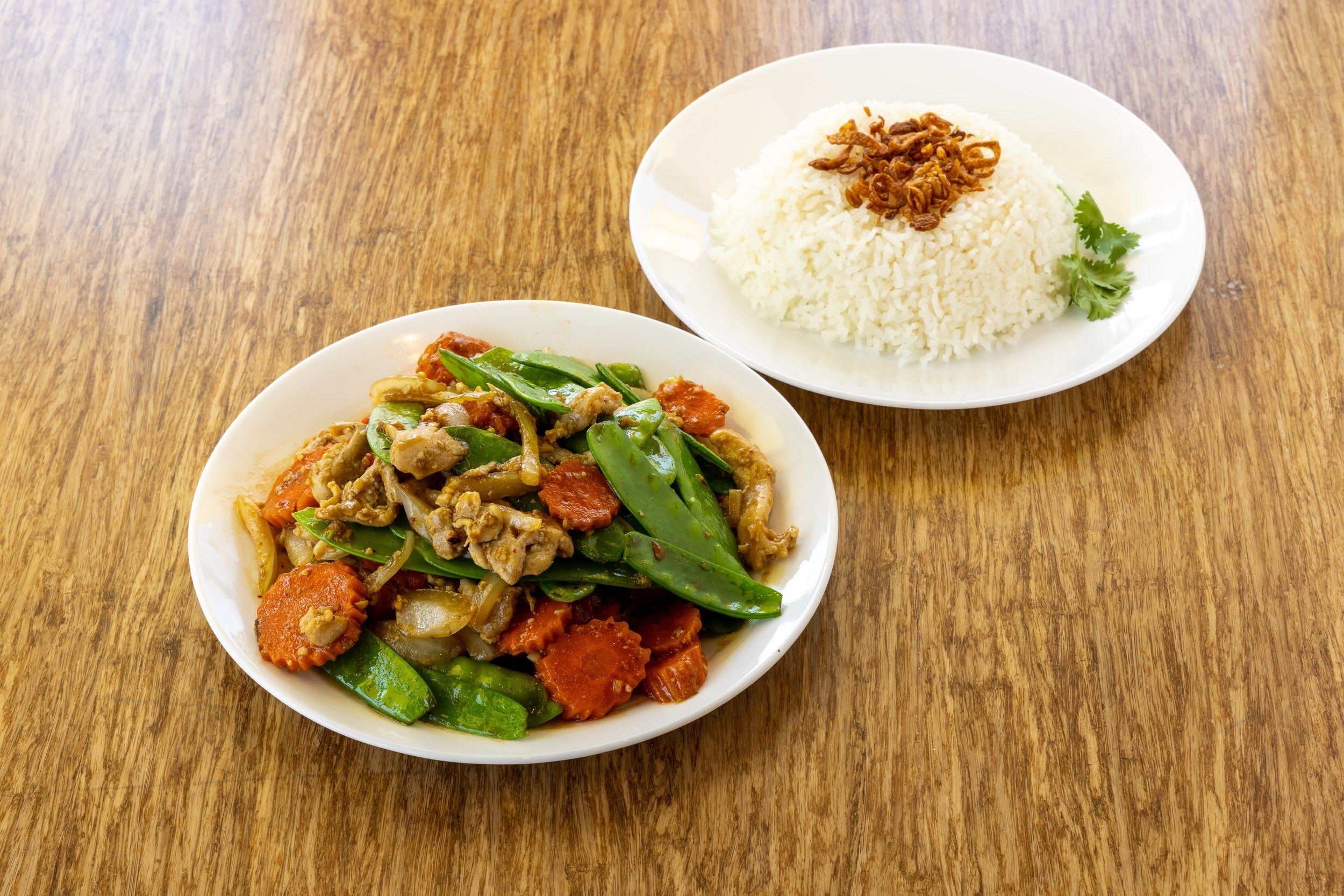 Garlic Snow Peas & Carrots (Dau Que & Ca Rot Xao Toi).